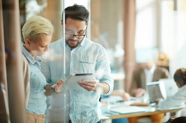 How can visitors save on entrance fees to the Roman Baths in Bath?
